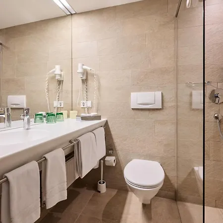 Momentum Hotel 4*